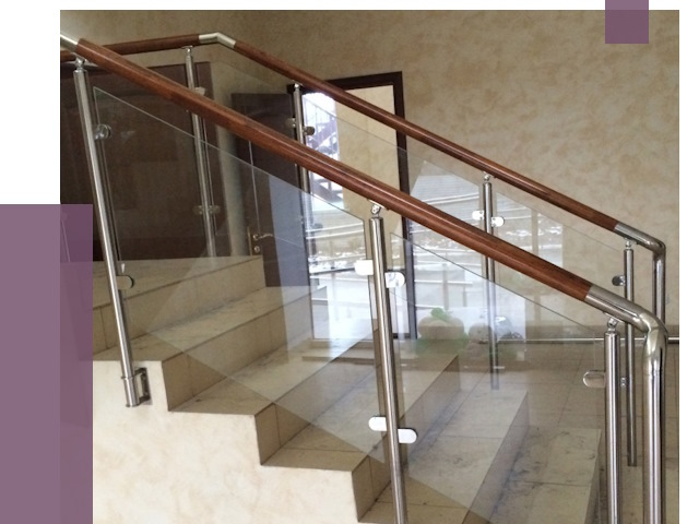 Комбинированные перила из металла и дерева в Истре
