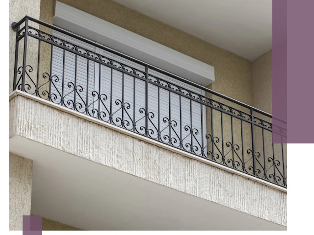 Балконные ограждения из металла и стекла в Истре для домов
